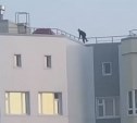 Подросток в Южно-Сахалинске вылез на крышу 14-этажного дома и перелез через ограждение