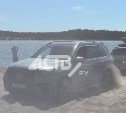 На берегу сахалинского озера Мерседес, пытаясь вытащить из воды внедорожник, устроил песчаную бурю