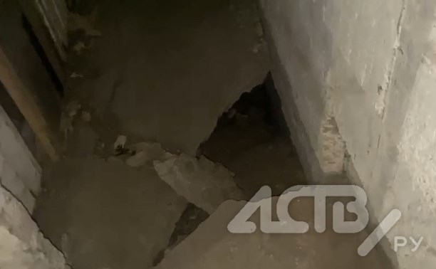 Траншеи и глубокие провалы в фундаменте: шокирующее видео из подвала съезжающего дома в Быкове