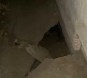 Траншеи и глубокие провалы в фундаменте: шокирующее видео из подвала съезжающего дома в Быкове