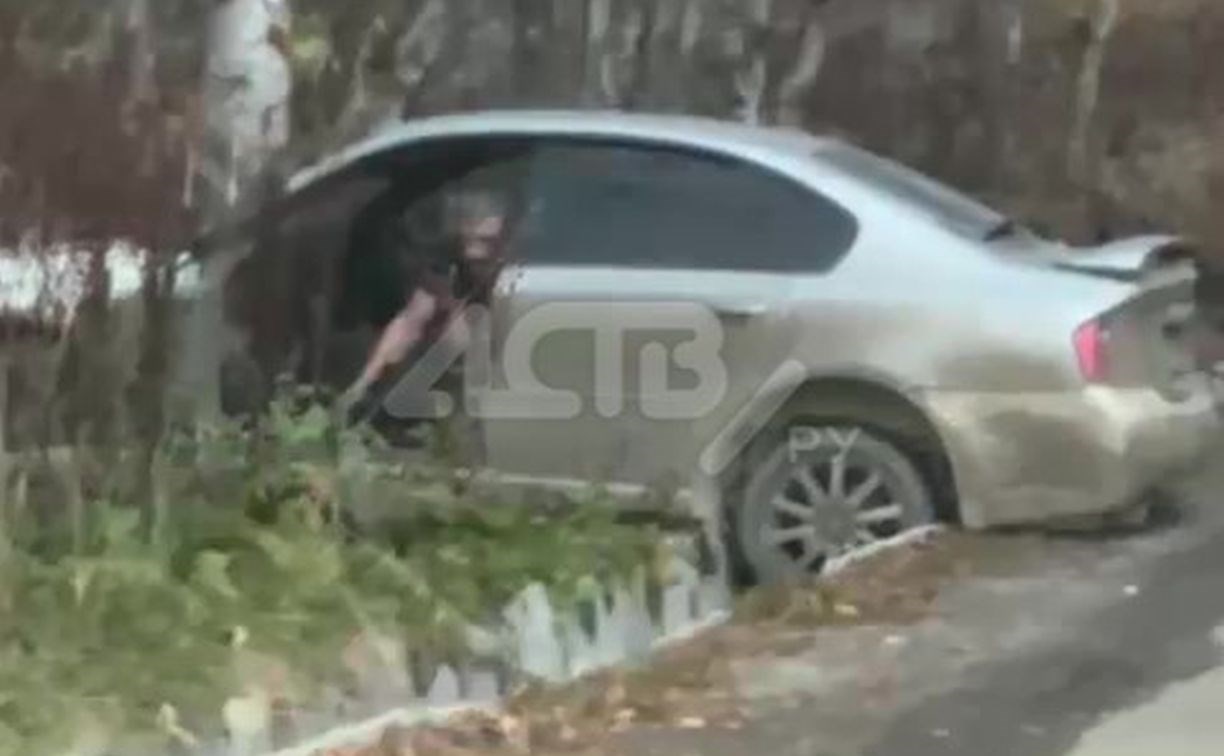 Очень странное ДТП попало на видео в Южно-Сахалинске