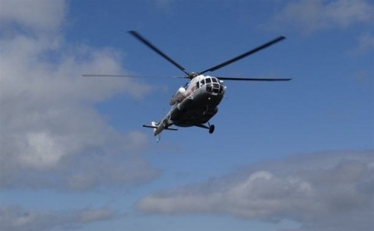 Вертолёт вывозит из Южно-Курильска двух тяжёлых пациентов с инсультом