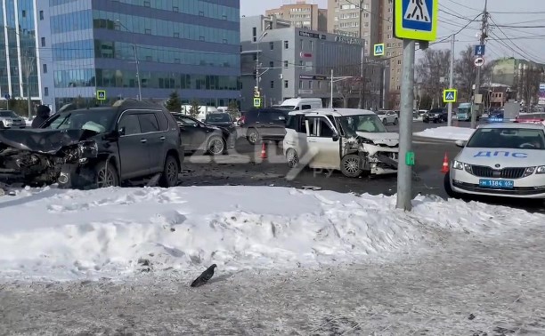 Один человек пострадал в жёстком ДТП возле "Плазы" в Южно-Сахалинске