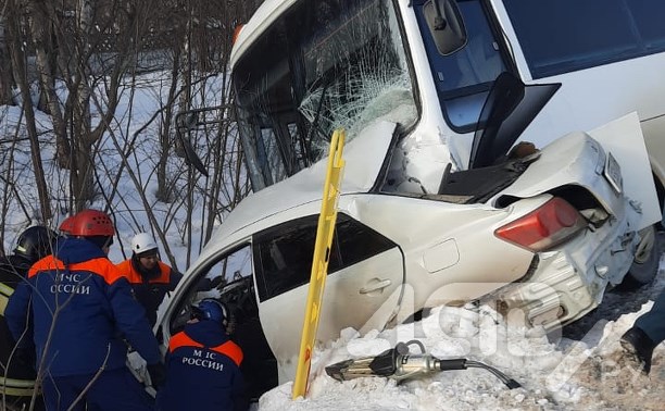 Пассажирский автобус и седан столкнулись на выезде из Южно-Сахалинска