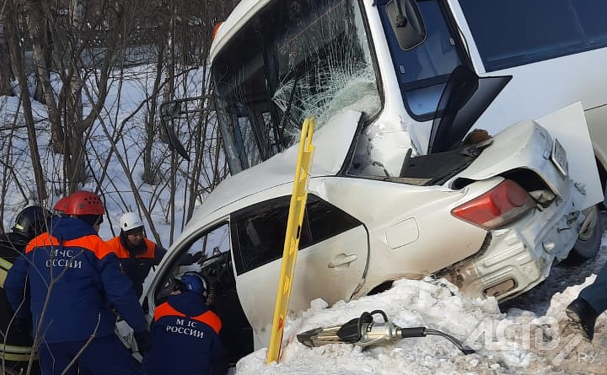 Пассажирский автобус и седан столкнулись на выезде из Южно-Сахалинска