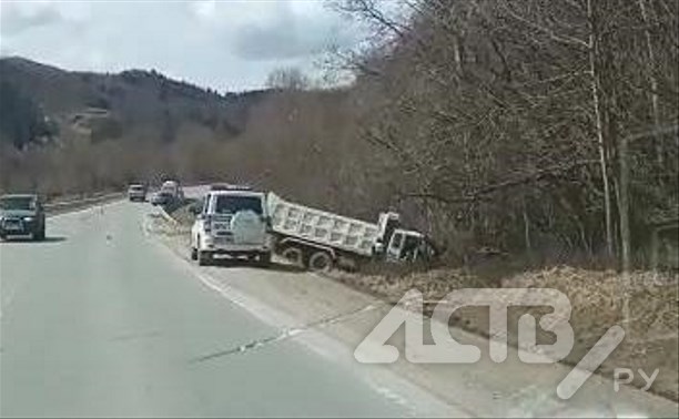 Стало плохо за рулём: водитель самосвала на Сахалине чудом избежал лобового ДТП с пожилым автомобилистом