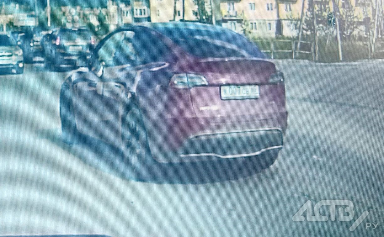 Гонщик на Tesla продолжает испытывать нервы автомобилистов в Южно-Сахалинске