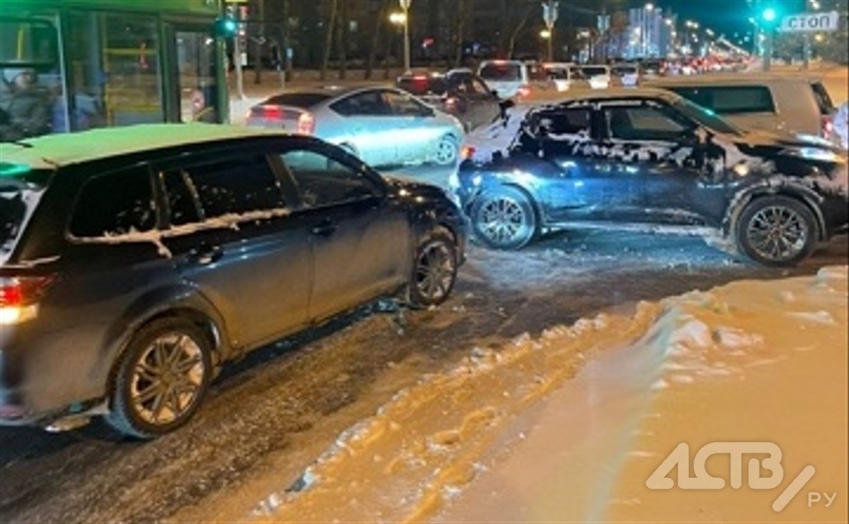 Очевидцев столкновения Toyota Prius и Toyota Voxy ищут в Южно-Сахалинске
