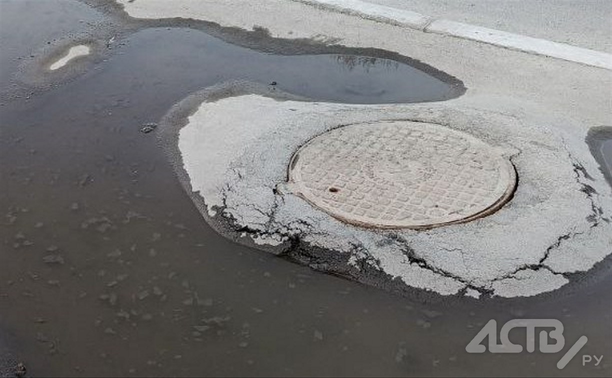 "Асфальт просел, бордюры "пьяные": тротуары на пр. Мира спустя год после ремонта южносахалинцев не радуют 