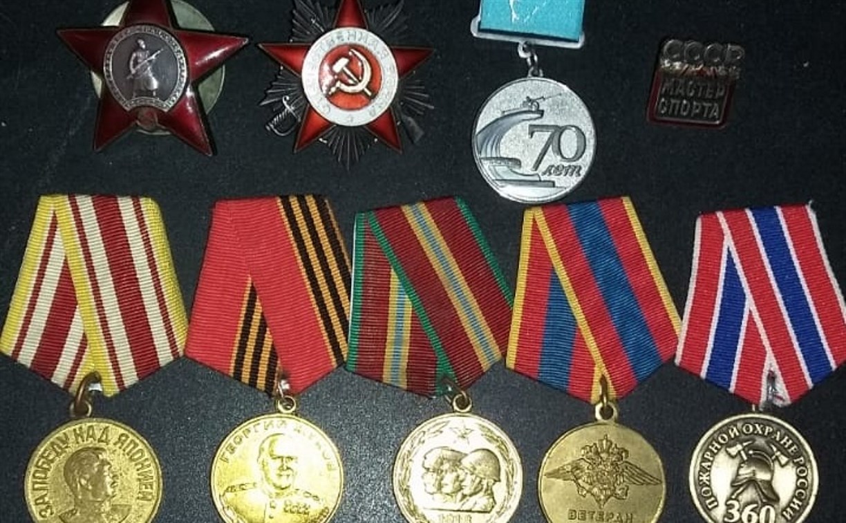 Пиджак с орденами и медалями ветерана ВОВ обнаружил сахалинец на свалке
