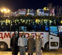 По улицам Южно-Сахалинска ездит праздничный "ДедМоробус"