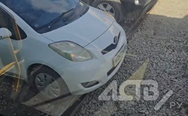 Автомобили застревают на железнодорожном переезде в Южно-Сахалинске