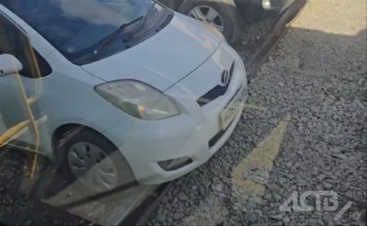 Автомобили застревают на железнодорожном переезде в Южно-Сахалинске Автомобили застревают на железнодорожном переезде в Южно-Сахалинске