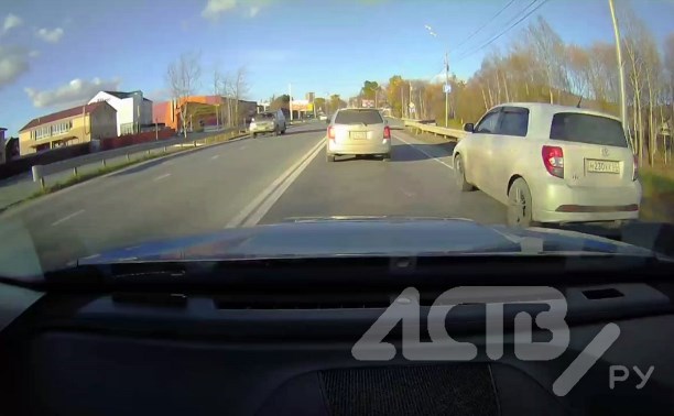 Опасный обгон автомобилиста едва не привёл к ДТП в Южно-Сахалинске