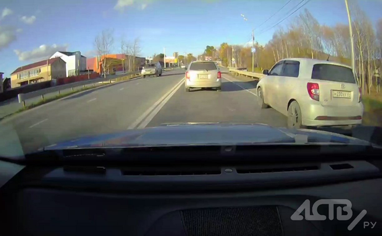 Опасный обгон автомобилиста едва не привёл к ДТП в Южно-Сахалинске
