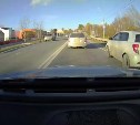 Опасный обгон автомобилиста едва не привёл к ДТП в Южно-Сахалинске