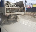 Южносахалинцев просят фотографировать грузовики, рассыпающие песок по дорогам