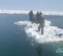 Спасательная операция у берегов Сахалина завершилась - всех рыбаков доставили на берег