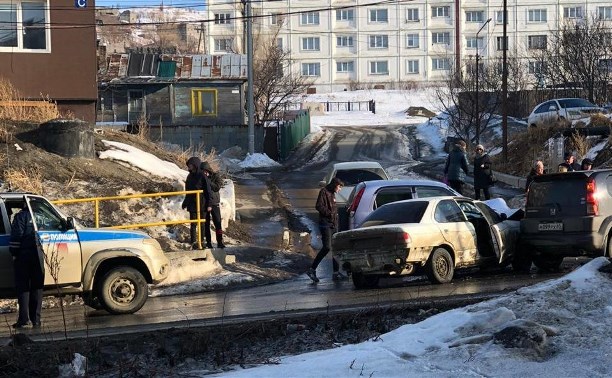 Пьяный водитель на "Ниссане" разбил две машины в Холмске