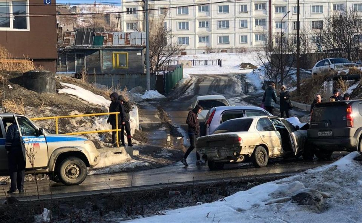 Пьяный водитель на "Ниссане" разбил две машины в Холмске