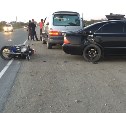 Мотоцикл и легковой автомобиль столкнулись в Южно-Сахалинске