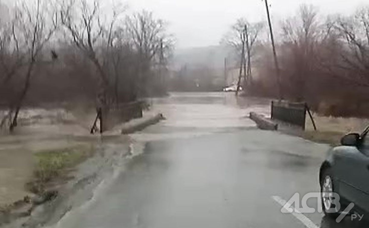 Циклон обрушил на юг Сахалина сильные дожди: реки выходят из берегов, дороги затопило
