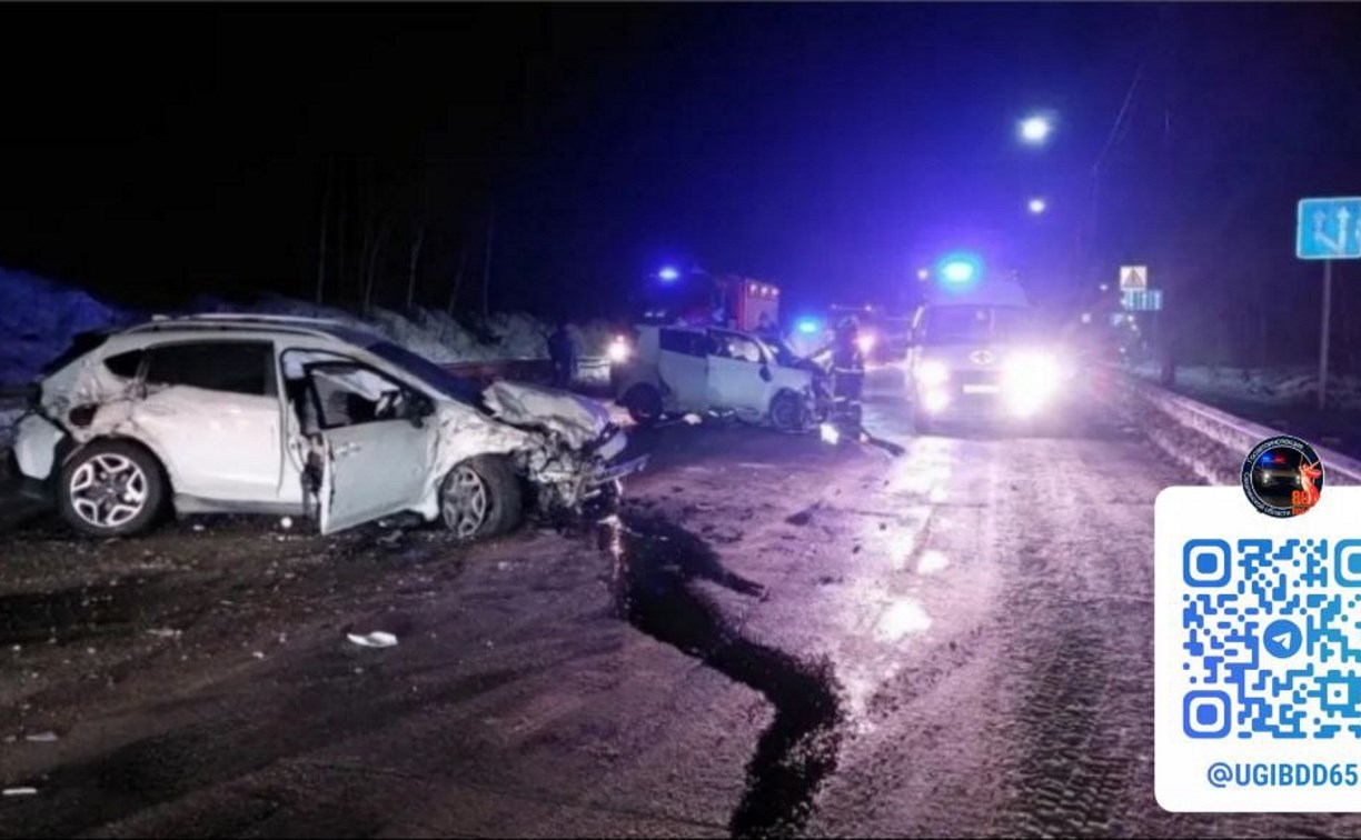 На Сахалине "Субару" врезался во встречный автомобиль на трассе - пострадали три человека