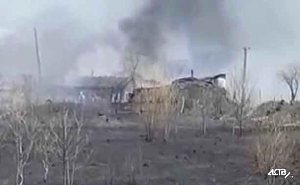Пожарные тушат сухую траву в Аниве