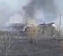 Пожарные тушат сухую траву в Аниве