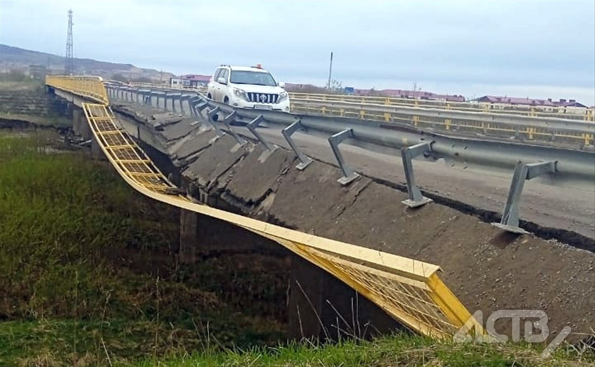 В Пензенском после ДТП обвалилась часть дорожного моста