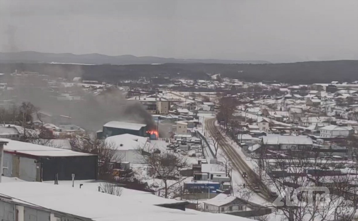 Очевидцы: цех по переработке рыбы горит в Корсакове