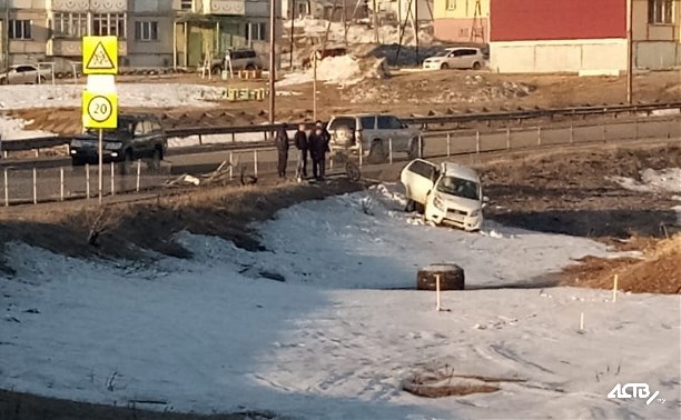 Toyota Rush пробил ограждение и вылетел с моста в Охе