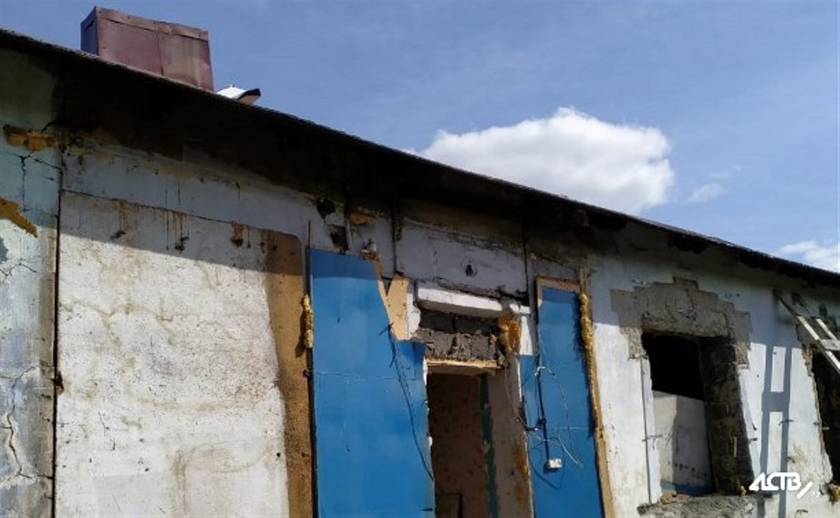 Сахалинца, чей дом стоит без дверей, окон и крыши с 2015 года, обещают переселить лишь к 2024 году