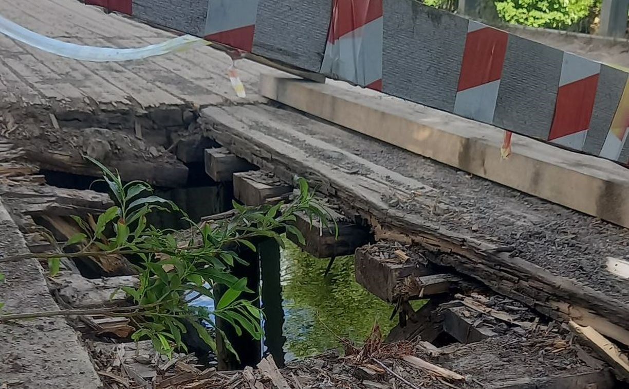 Очевидец: на Сахалине строительный кран провалился на ветхом мосту