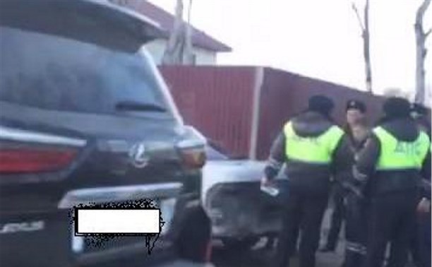 Уходя от полицейской погони, водитель тонированной "Тойоты" совершил ДТП в Южно-Сахалинске