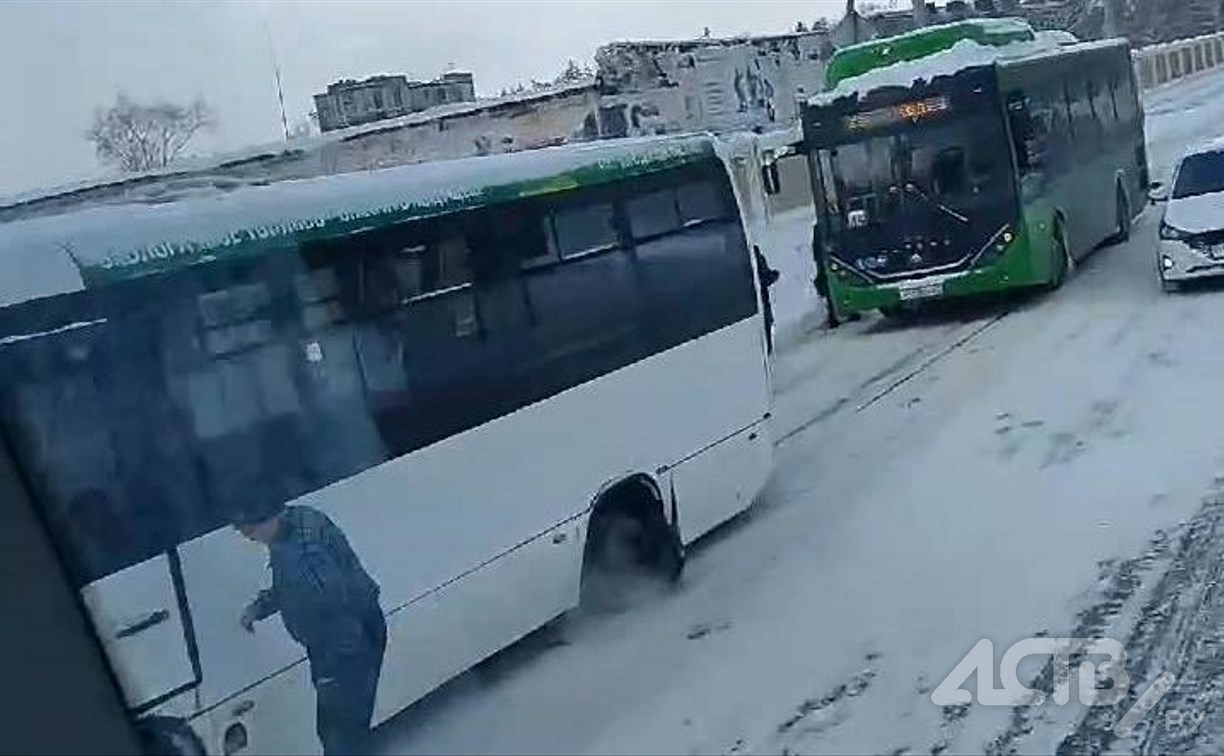 Очевидцы: колесо вырвало у рейсового автобуса в Южно-Сахалинске