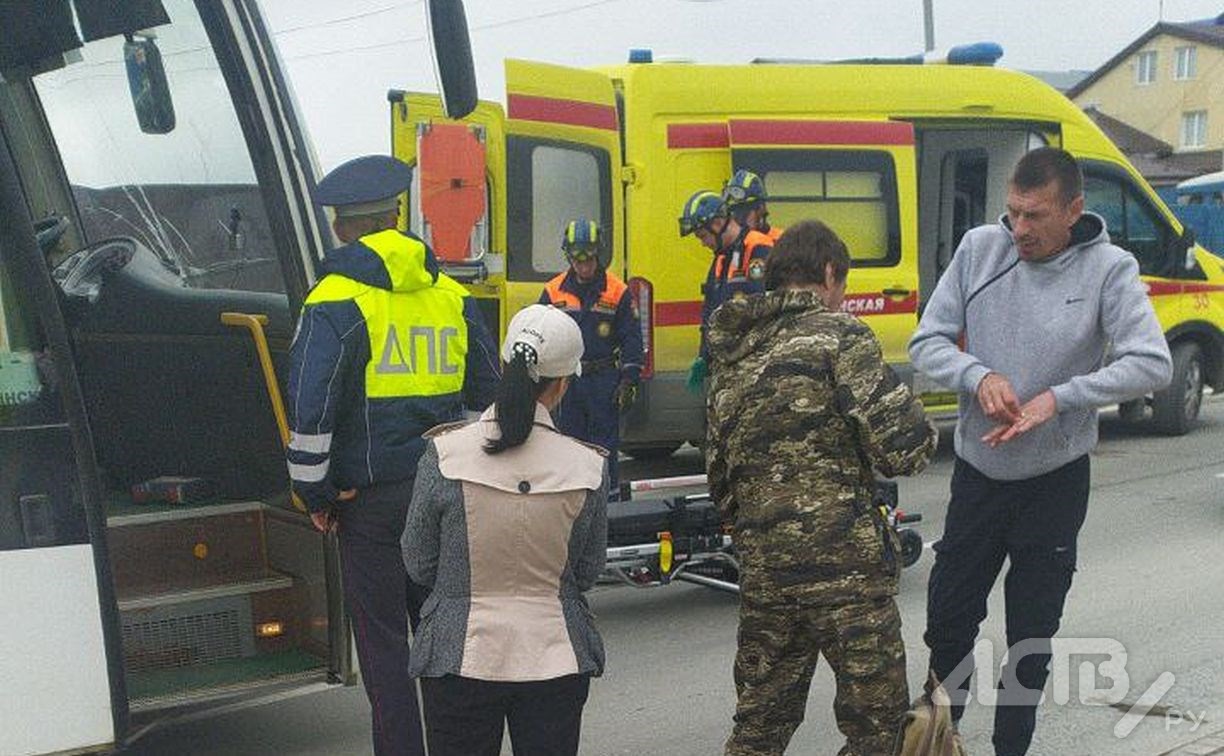 "Было много крови": рейсовый автобус сбил мужчину на пешеходном переходе в Южно-Сахалинске