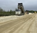 В Ногликском районе начался ремонт трассы между Горячими ключами и Даги