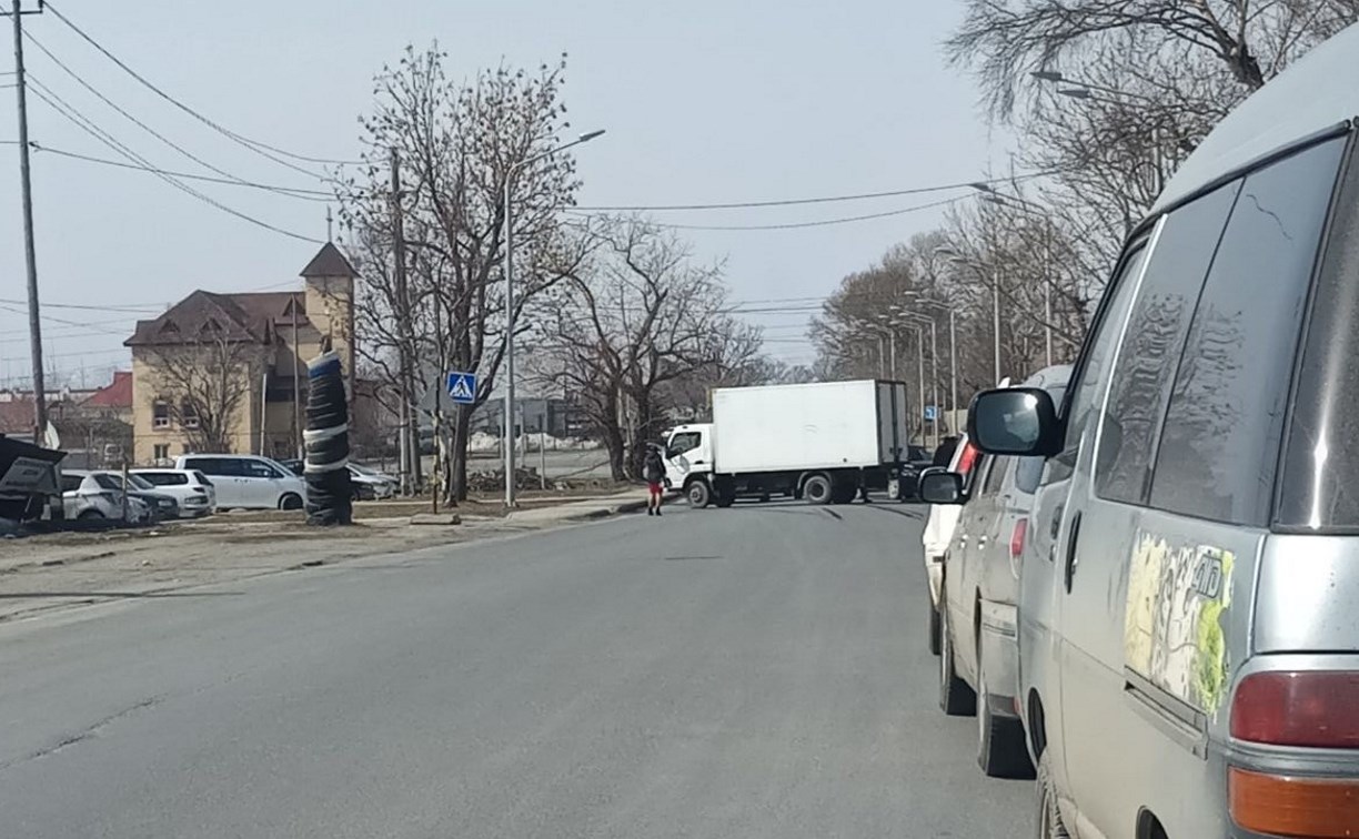 Грузовик сбил мужчину в Южно-Сахалинске