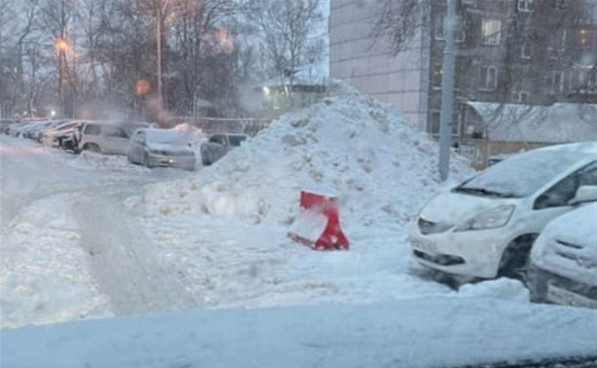 "Ряд умников" в Южно-Сахалинске пометил "свои" парковочные места во дворе 