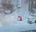 "Ряд умников" в Южно-Сахалинске пометил "свои" парковочные места во дворе 