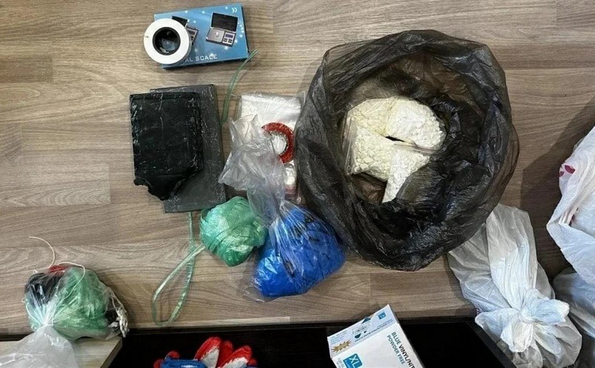 Более 1 кг мефедрона: полицейские “повязали” иностранца-закладчика прямо на остановке в Южно-Сахалинске