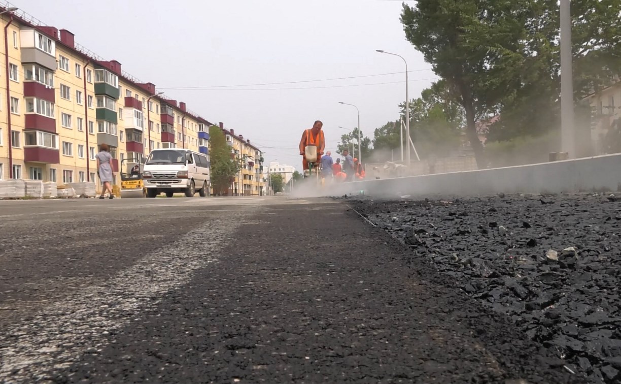 Первый слой асфальта уложили на улице Комсомольской в Южно-Сахалинске