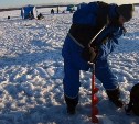 "Там все ловят по 100": блогер первый раз побывал на сахалинской рыбалке и понял главную хитрость