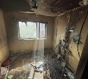 В Поронайске пожарные потушили возгорание в пустующем доме на улице Дружбы