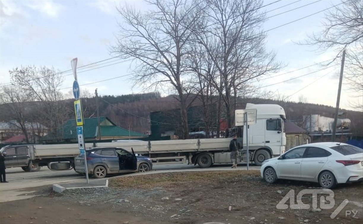 Большегруз зажал легковушку в Южно-Сахалинске