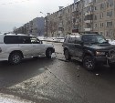 Isuzu Bighorn и Toyota Land Cruiser столкнулись в Южно-Сахалинске