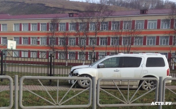 Внедорожник врезался в забор школы в Корсакове