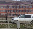 Внедорожник врезался в забор школы в Корсакове