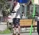 Южносахалинец перед подростками "жонглировал" собакой на детской площадке